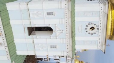 Kyiv, Ukrayna: Aziz Michaels Altın Kubbe Manastırı. Dikey video