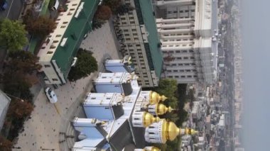 Kyiv, Ukrayna: Aziz Michaels Altın Kubbe Manastırı. Dikey video