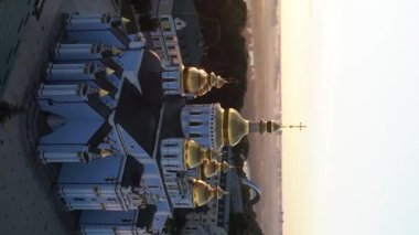 Kyiv, Ukrayna: Aziz Michaels Altın Kubbe Manastırı. Dikey video