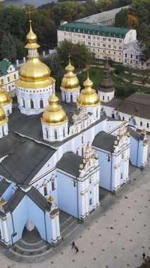 Kyiv, Ukrayna: Aziz Michaels Altın Kubbe Manastırı. Dikey video