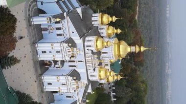 Kyiv, Ukrayna: Aziz Michaels Altın Kubbe Manastırı. Dikey video