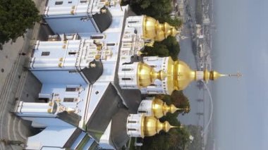 Kyiv, Ukrayna: Aziz Michaels Altın Kubbe Manastırı. Dikey video