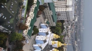 Kyiv, Ukrayna: Aziz Michaels Altın Kubbe Manastırı. Dikey video