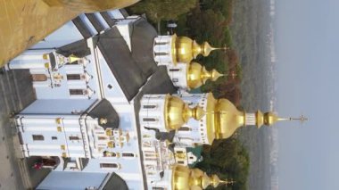 Kyiv, Ukrayna: Aziz Michaels Altın Kubbe Manastırı. Dikey video