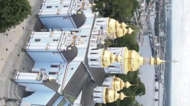 Kyiv, Ukrayna: Aziz Michaels Altın Kubbe Manastırı. Dikey video