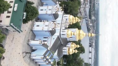 Kyiv, Ukrayna: Aziz Michaels Altın Kubbe Manastırı. Dikey video