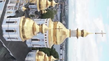Kyiv, Ukrayna: Aziz Michaels Altın Kubbe Manastırı. Dikey video