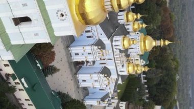Kyiv, Ukrayna: Aziz Michaels Altın Kubbe Manastırı. Dikey video