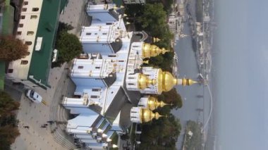 Kyiv, Ukrayna: Aziz Michaels Altın Kubbe Manastırı. Dikey video