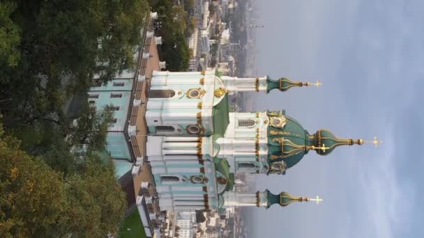 Iglesia de San Andrés al amanecer. Kiev, Ucrania. Vídeo vertical — Vídeo de stock