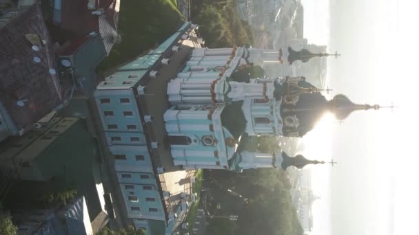 새벽에 세인트 앤드루스 교회. 우크라이나, 키예프. 수직 영상 — 비디오