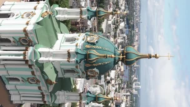 St. Andrews kyrka i gryningen. Kiev, Ukraina. Vertikal video — Stockvideo