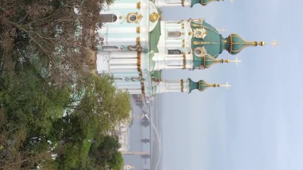 Igreja de St. Andrews ao amanhecer. Kiev, Ucrânia. Vídeo vertical — Vídeo de Stock