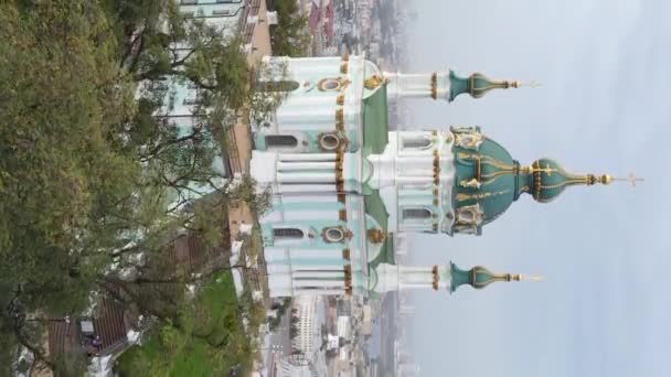 Kostel sv. Andrewse za úsvitu. Kyjev, Ukrajina. Svislé video — Stock video