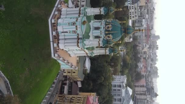 Şafakta St. Andrews Kilisesi 'nde. Kyiv, Ukrayna. Dikey video — Stok video