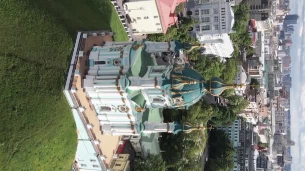 Iglesia de San Andrés al amanecer. Kiev, Ucrania. Vídeo vertical — Vídeo de stock