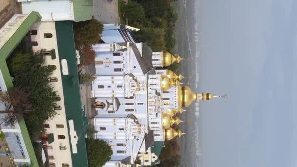 Kyjev, Ukrajina: St. Michaels Golden-Domed Monastery. Svislé video — Stock video