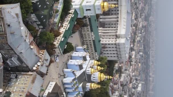 Kiev, Oekraïne: St. Michaels Golden-Domed klooster. Verticale video — Stockvideo