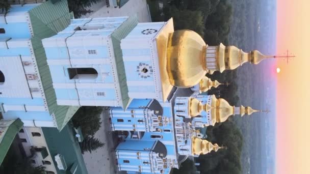 Vídeo vertical del Monasterio de la Cúpula Dorada de San Miguel por la mañana. Kiev, Ucrania — Vídeos de Stock