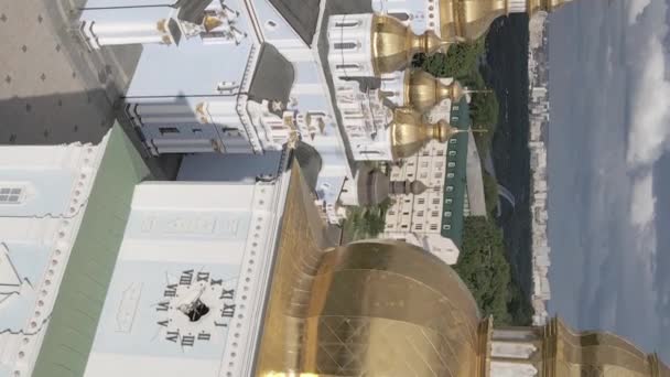 Kiew, Ukraine: Kloster mit goldener Kuppel des Heiligen Michael. Vertikales Video — Stockvideo