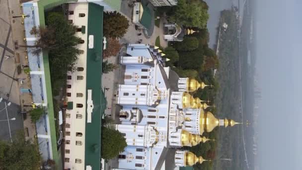 Kyjev, Ukrajina: St. Michaels Golden-Domed Monastery. Svislé video — Stock video