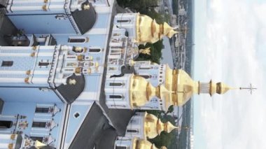 Kyiv, Ukrayna: Aziz Michaels Altın Kubbe Manastırı. Dikey video