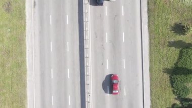 Kyiv. Ukrayna: yol kavşağı. Hava görüntüsü. Dikey video