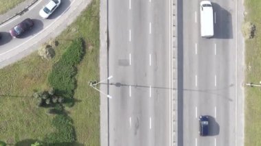 Kyiv. Ukrayna: yol kavşağı. Hava görüntüsü. Dikey video