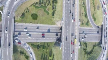 Kyiv. Ukrayna: yol kavşağı. Hava görüntüsü. Dikey video