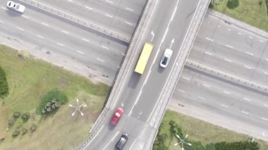 Kyiv. Ukrayna: yol kavşağı. Hava görüntüsü. Dikey video