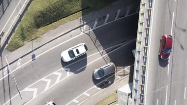 Kyiv. Ukrayna: yol kavşağı. Hava görüntüsü. Dikey video