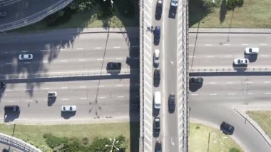 Kyiv. Ukrayna: yol kavşağı. Hava görüntüsü. Dikey video