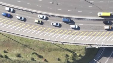 Kyiv. Ukrayna: yol kavşağı. Hava görüntüsü. Dikey video