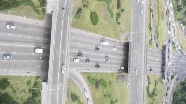 Kyiv. Ukrayna: yol kavşağı. Hava görüntüsü. Dikey video