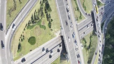 Kyiv. Ukrayna: yol kavşağı. Hava görüntüsü. Dikey video