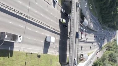 Kyiv. Ukrayna: yol kavşağı. Hava görüntüsü. Dikey video