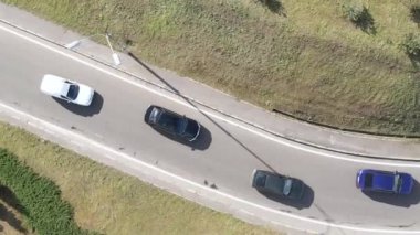 Kyiv. Ukrayna: yol kavşağı. Hava görüntüsü. Dikey video