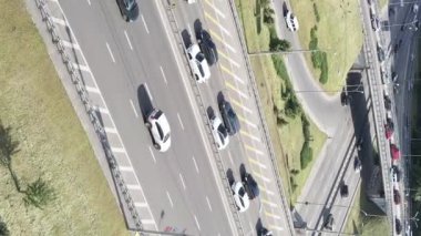 Kyiv. Ukrayna: yol kavşağı. Hava görüntüsü. Dikey video