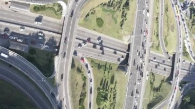 Kyiv. Ukrayna: yol kavşağı. Hava görüntüsü. Dikey video