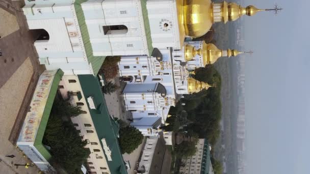 Kyjev, Ukrajina: St. Michaels Golden-Domed Monastery. Svislé video — Stock video