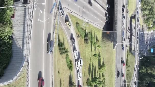 Kiew. Ukraine: Straßenkreuzung. Luftaufnahme. Vertikales Video — Stockvideo