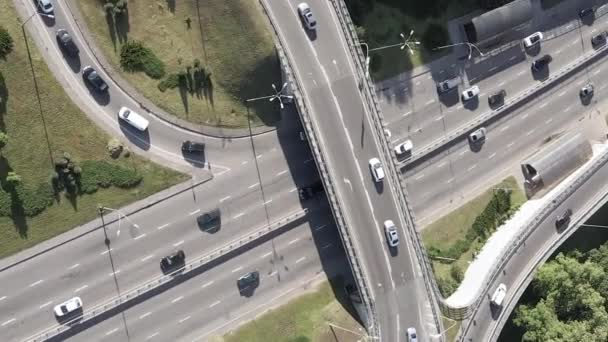 Kiew. Ukraine: Straßenkreuzung. Luftaufnahme. Vertikales Video — Stockvideo