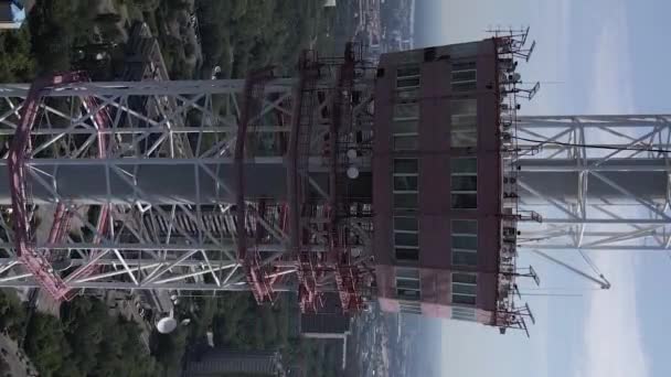 Kiev. Ucrânia: torre de TV. Vista aérea. Vídeo vertical — Vídeo de Stock