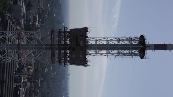 키프. 우크라이나 : TV 타워. 공중에서 본 모습. 수직 영상 — 비디오