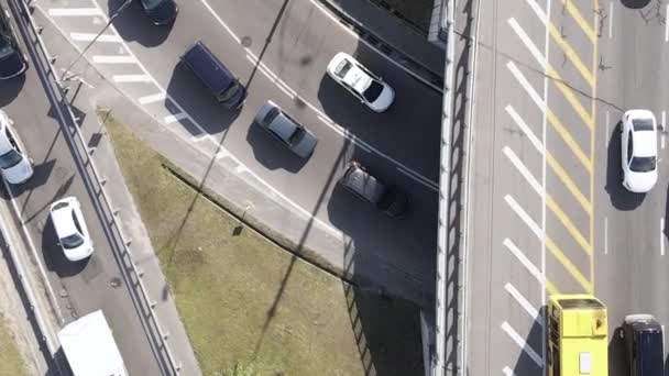 Киев. Украина: дорожный узел. Вид с воздуха. Вертикальное видео — стоковое видео