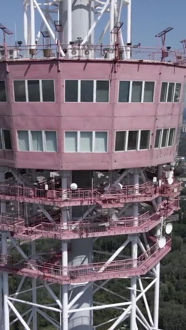 Kiev. Ucrânia: torre de TV. Vista aérea. Vídeo vertical — Vídeo de Stock