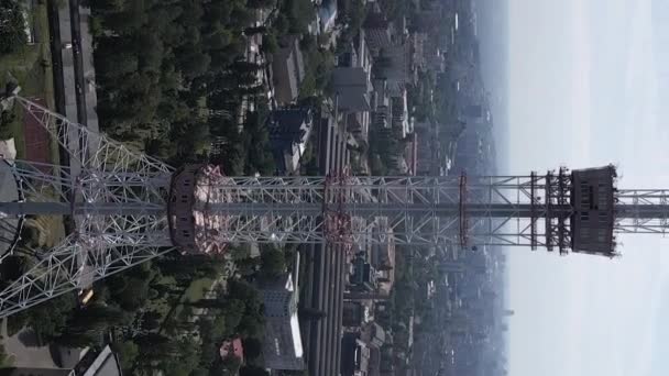 Kiev. Ucraina: torre TV. Vista aerea. Video verticale — Video Stock