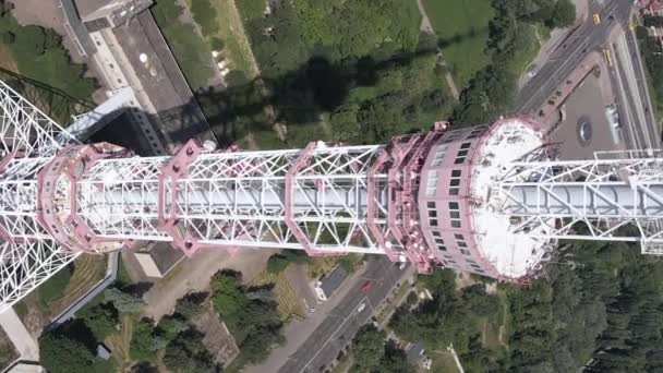 Κίεβο. Ουκρανία: πύργος τηλεόρασης. Αεροφωτογραφία. Κάθετη βίντεο — Αρχείο Βίντεο