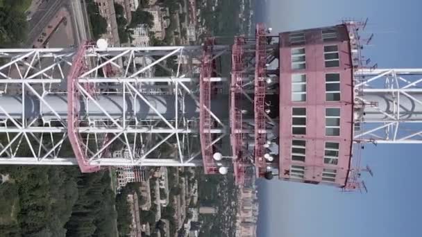 Kiev. Ucrania: torre de televisión. Vista aérea. Vídeo vertical — Vídeo de stock