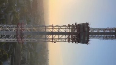 Dikey video - TV kulesi Şafak vakti Ukrayna, Kyiv 'de